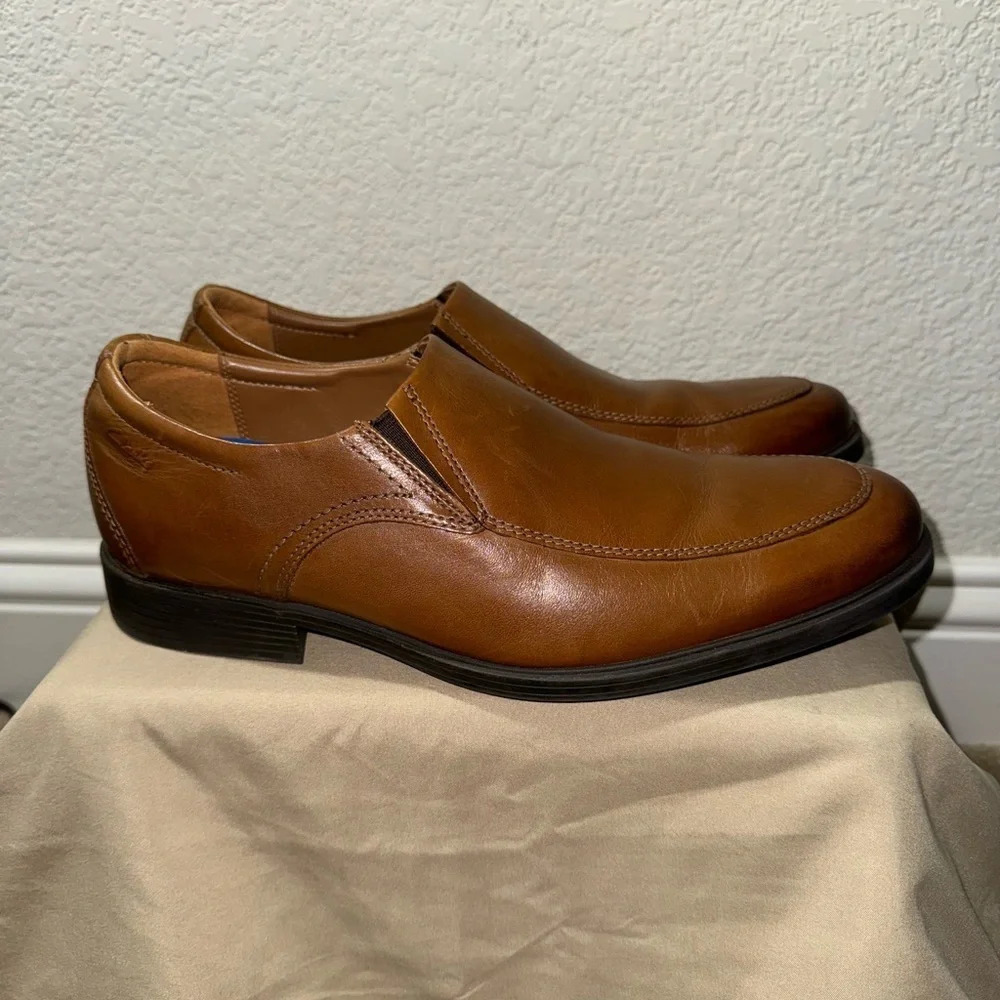 CLARKS Men’s Whiddon Step Dark Tan
Leather Slip-on Loafer 9.5M